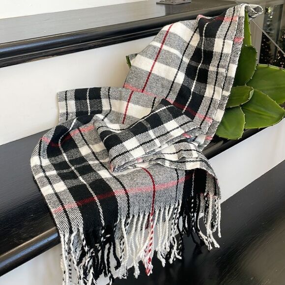 Scarf, plaid, black, white, red, alpine, Swiss warm, soft luxurious, no smoke - Picture 2 of 4
